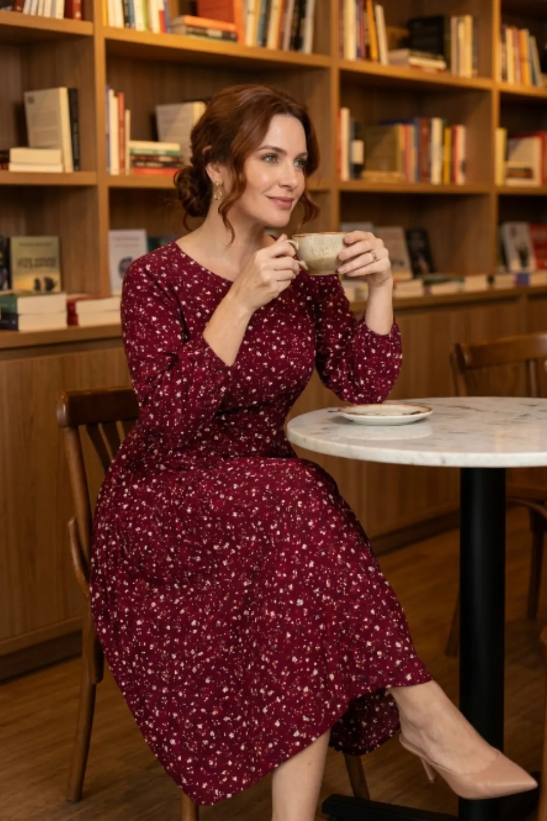 Vestido midi floral viscose feminino manga longa fundo vinho — feminilidade com profundidade